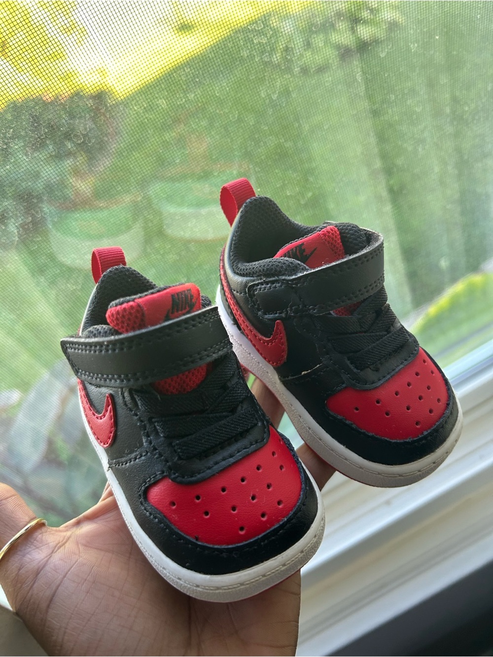 Nike Toddler BoRough Black and Red Low-Top Sneakers